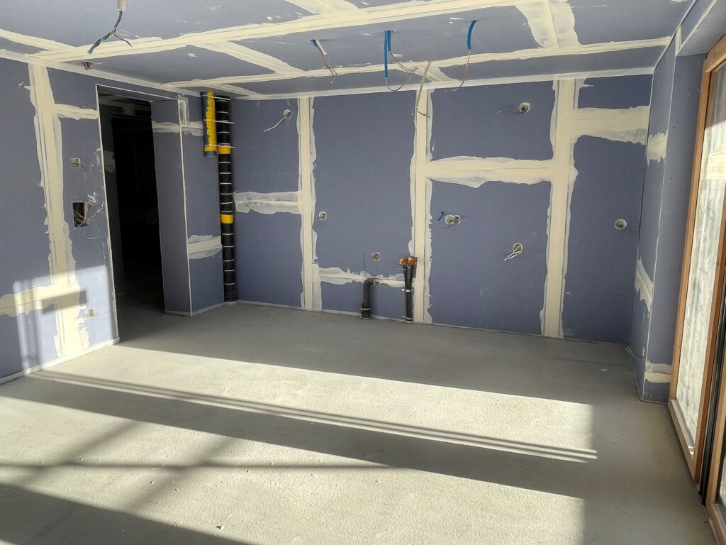 Küche im Rohbau in der Ferienwohnung im Walliser Spycher auf der Riederalp